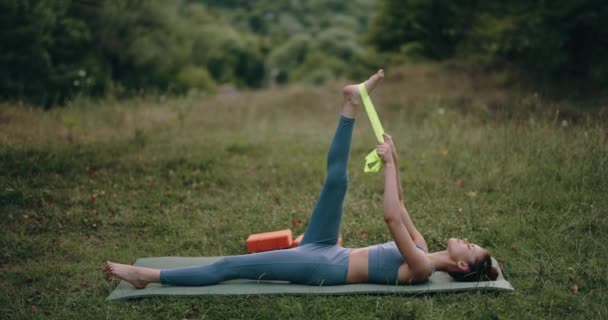 Une Jeune Femme Fait Exercice Étire Ses Jambes Ses Muscles — Video