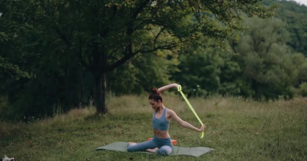 Mladá Žena Cvičí Venku Parku Sportovním Oblečení Cvičení Elastickou Páskou — Stock video