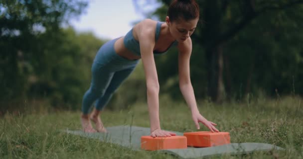 Uma Mulher Exercita Natureza Tapete Ginástica Bombeia Seus Músculos Cubos — Vídeo de Stock