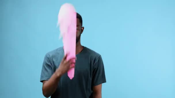 Pria Afrika Amerika Bermain Dengan Tongkat Merah Muda Inflatable Tangannya — Stok Video