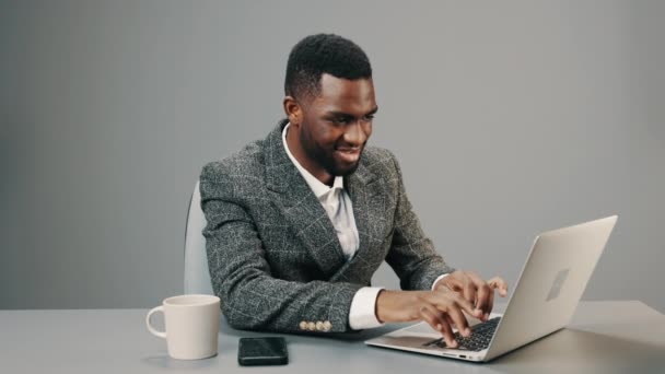 Uomo Affari Afroamericano Occhiali Computer Lavora Ufficio Dietro Computer Portatile — Video Stock