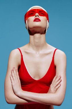 Bir Marslı. Kırmızılı hayran bir kız gelecekteki kırmızı gözlüklerden bakıp kollarını kavuşturuyor. Yüksek kalite fotoğraf