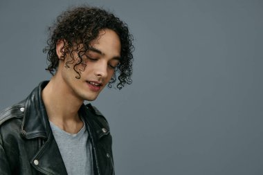 Gri stüdyo arka planında izole edilmiş şirin, şık, bronzlaşmış kıvırcık deri ceket. Güzel moda teklifi. Büyük Mevsimlik Satış Yeni Koleksiyon konsepti. İlan için alanı kopyala