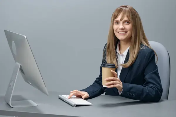 Disfrutó Millennial Mujer Negocios Rubia Trabajadora Chaqueta Azul Utilizando Computadora —  Fotos de Stock