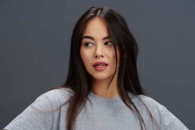Günlük portre kadın, gri tişört ve moda stüdyo modeli giyer. Yüksek kalite fotoğraf