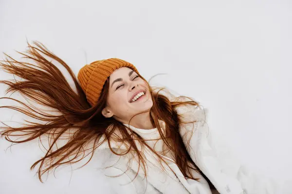 Glückliche Junge Frau Liegt Auf Dem Schnee Spaß Rest Natur — Stockfoto