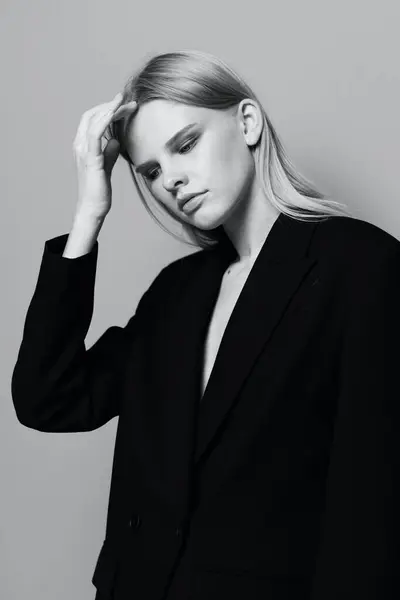 Model Kız Elleri Yukarıda Stüdyoda Klasik Bir Ceketle Siyah Beyaz — Stok fotoğraf