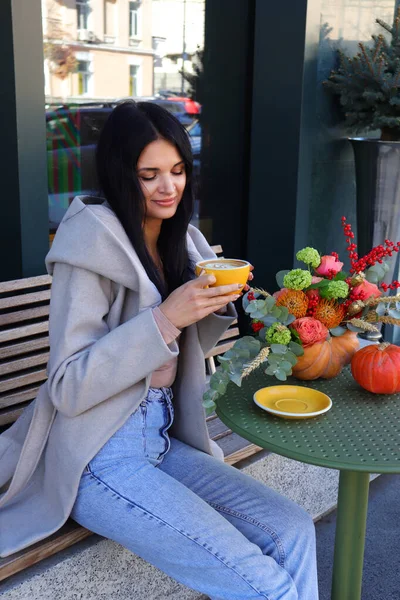 Hermosa Morena Ucraniana Ropa Mujer Joven Soñando Beber Capuchino Sonreír —  Fotos de Stock