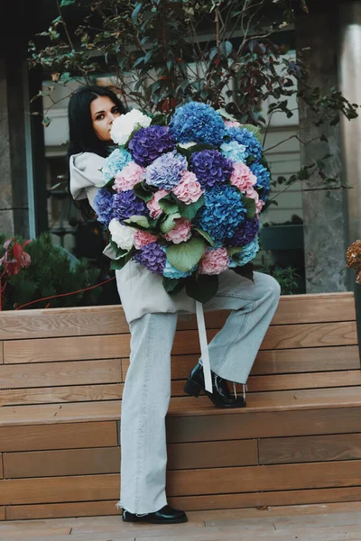 Bela Enorme Hortênsia Colorida Monobouquet Jovem Mulher Segurando Hortênsia Flores — Fotografia de Stock