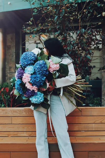 Όμορφη Τεράστια Πολύχρωμη Ορτανσία Monobouquet Νεαρή Γυναίκα Που Κρατάει Λουλούδια — Φωτογραφία Αρχείου