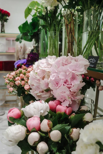 투명 한 꽃병에 꽃을 넣은 꽃가게: 꽃, 장미, 꽃 시장 의 하이드라게아 전 시장. — 스톡 사진