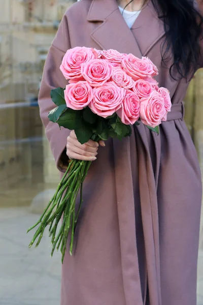분홍색 장미가 아름다운 Mono Bouquet 베이지 고전적 코트를 — 스톡 사진