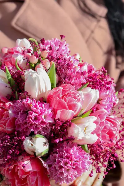 꽃으로 만들어 분홍색 라일락 색조의 아름다운 신부용 히아신스 그리고 초파리를 — 스톡 사진