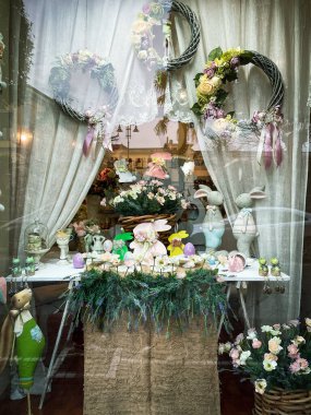 Paskalya gösterisi düzenlemeleri, el yapımı tavşanlı dekorlar, paskalya yumurtaları, çiçek çelenkleri. Napoli, İtalya 'da Paskalyanız kutlu olsun..