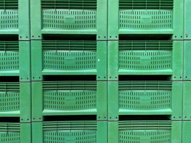 Yeşil renk yığını yeni plastik ambalaj sandıkları arka planı.