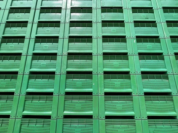 Uzun yeşil renkli deste yeni plastik ambalaj sandıkları arka planı.