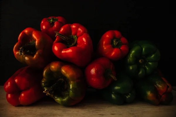 Taze Kırmızı Yeşil Turuncu Paprika Dolmalık Kırmızı Biber Siyah Bir — Stok fotoğraf