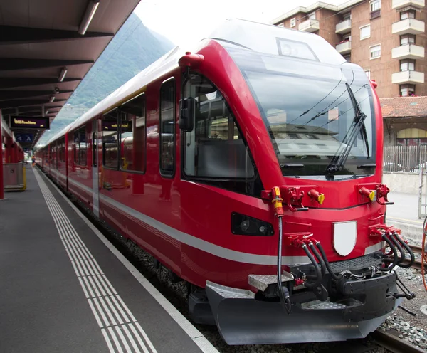 Trem de montanha suíço Bernina Express — Fotografia de Stock