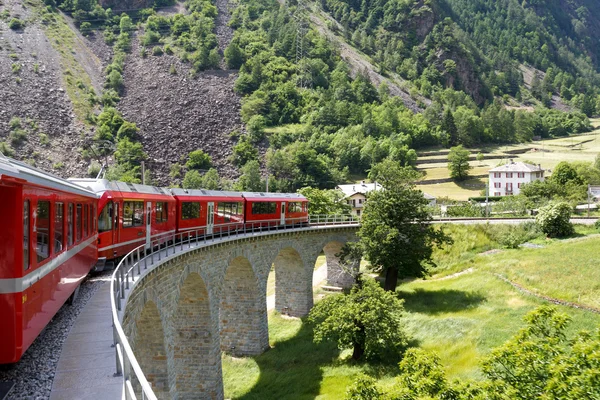 Trem de montanha suíço Bernina Express — Fotografia de Stock