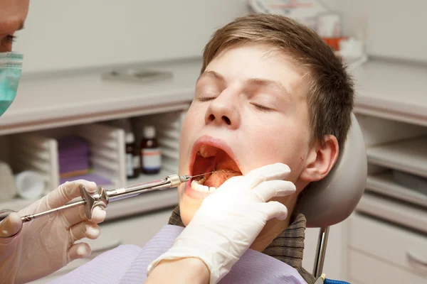 Мальчик у дантиста — стоковое фото