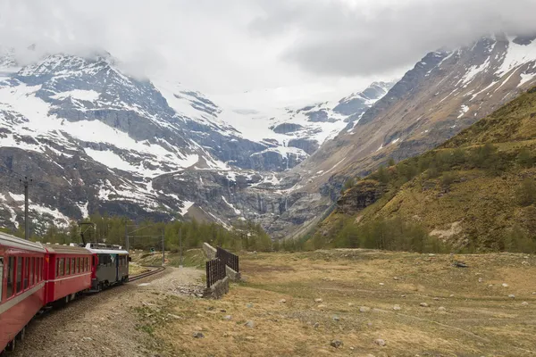 Tren de montaña suizo Bernina Express — Foto de Stock