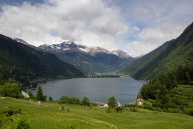 Lago di poschiavo İsviçre Alpleri'nde doğal bir göldür