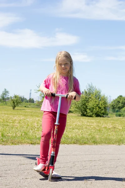 Little girl with scooters — Stock Photo, Image