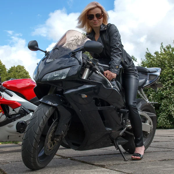 Chica motociclista — Foto de Stock