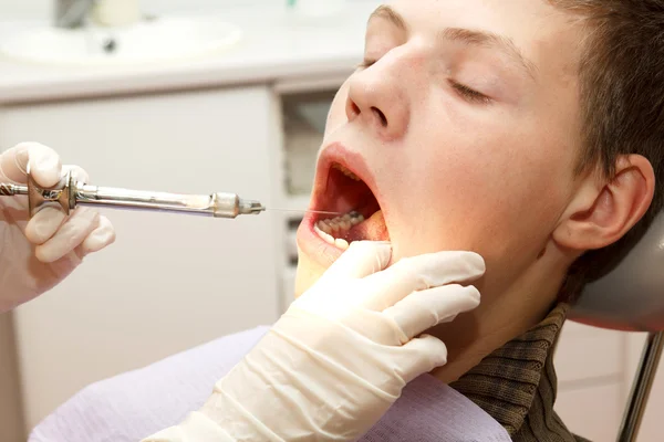 Tandläkare gör anestesi — Stockfoto