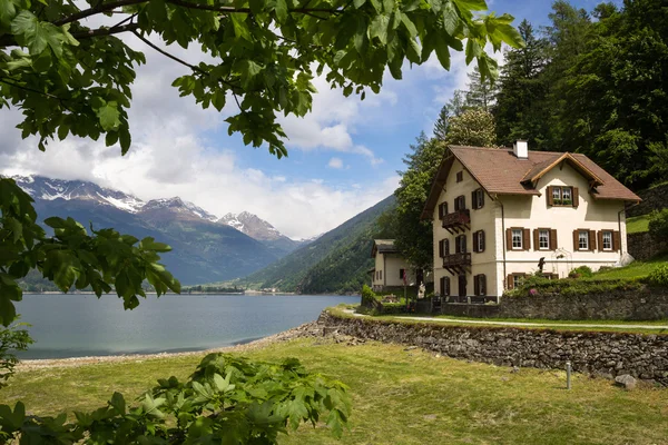 Moradia perto do lago em Alpes Suíços — Fotografia de Stock