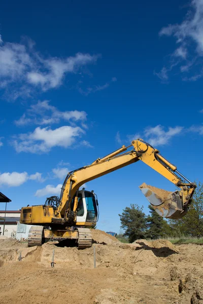 Escavadeira no canteiro de obras — Fotografia de Stock