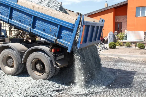 Muldenkipper lädt Schotter ab — Stockfoto