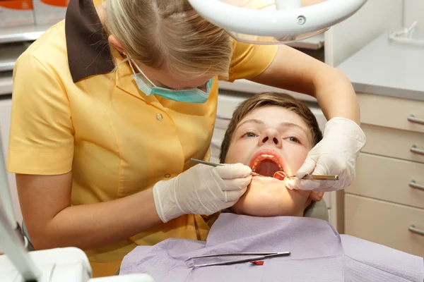 Dentista jovem no trabalho — Fotografia de Stock