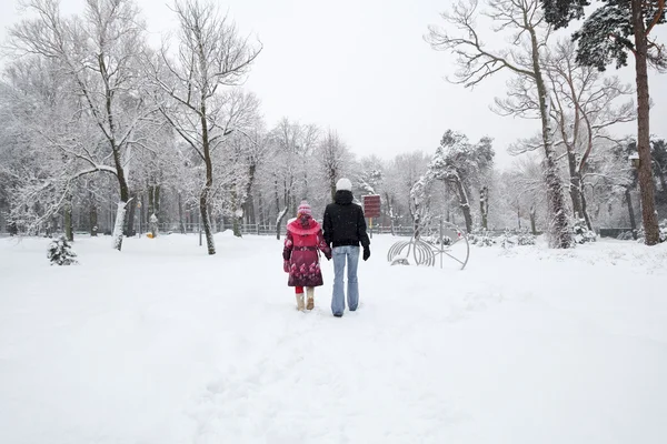 雪に覆われた町の公園 — ストック写真