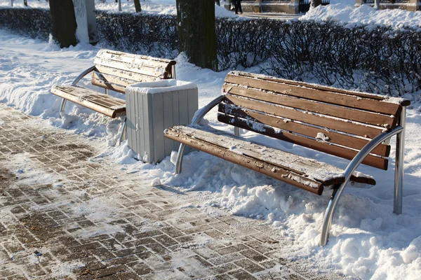 Banco de parque no inverno — Fotografia de Stock