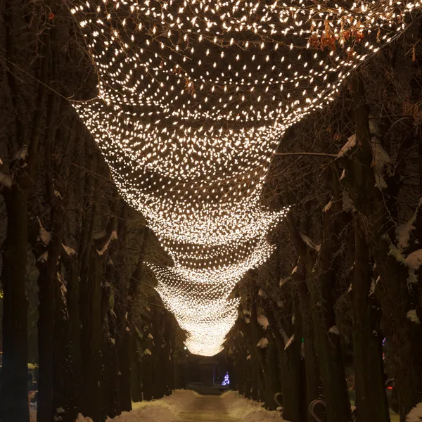 Luzes de Natal no beco da cidade — Fotografia de Stock