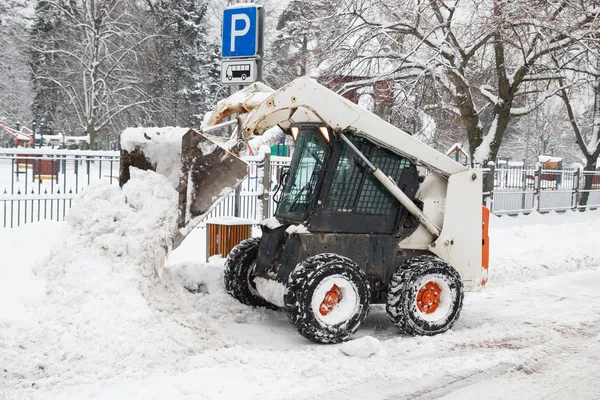 Petite pelle bobcat travaillant dans la rue — Photo