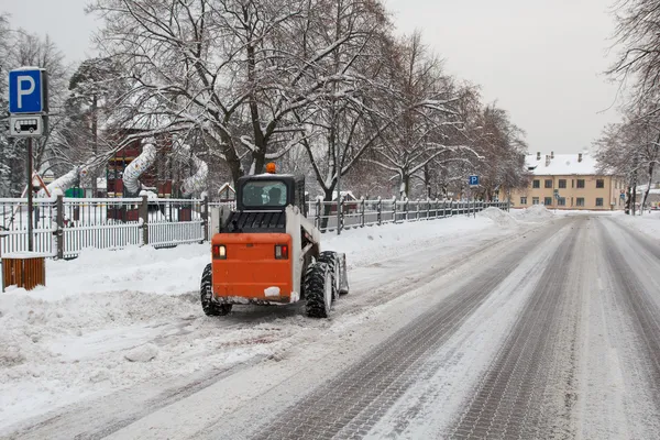 Маленький экскаватор рысь, работающий на улице — стоковое фото