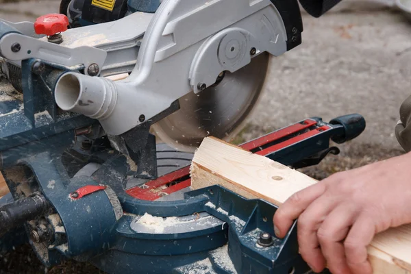 Zaagmachines plank timmerman — Stockfoto