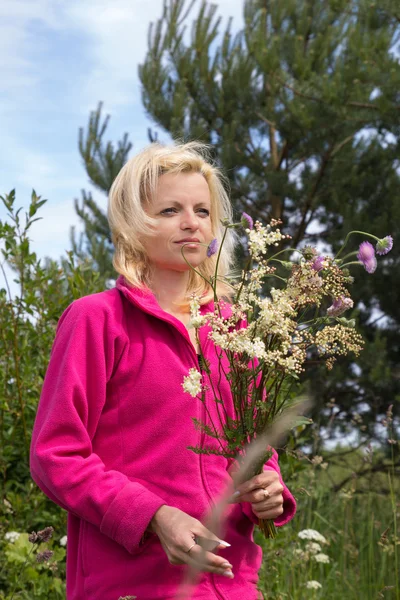 Donna con fiori selvatici — Foto Stock