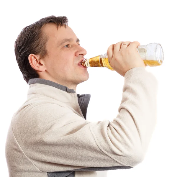Человек пьет пиво Стоковое Изображение