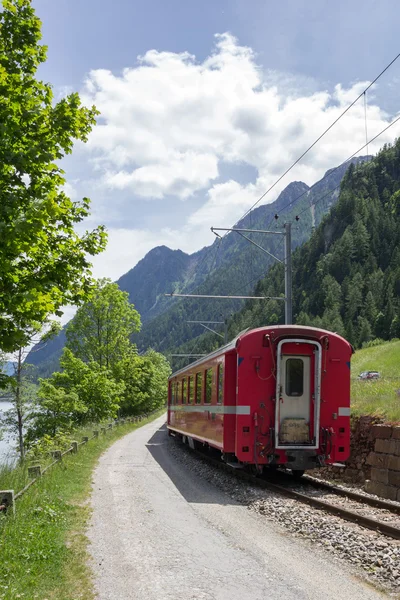 Treno svizzero di montagna Bernina Express — Foto Stock