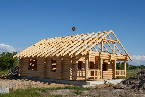 Haus aus Baumstämmen gebaut — Stockfoto