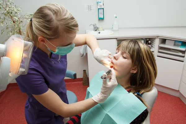 Il dentista fa l'anestesia — Foto Stock