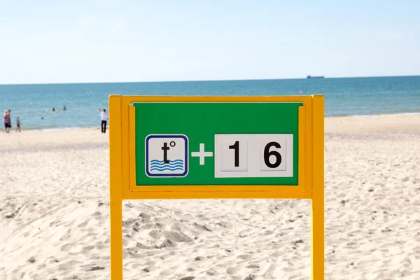 Рекламный щит на пляже — стоковое фото