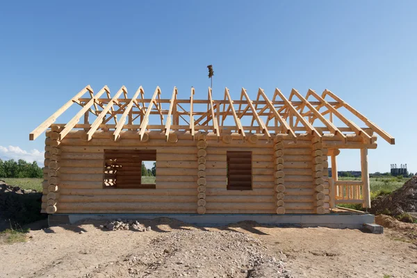 Haus aus Baumstämmen gebaut — Stockfoto