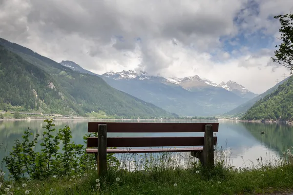Скамейка в Альпах — стоковое фото