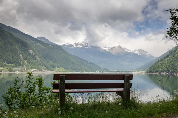 Bank in den Alpen — Stockfoto