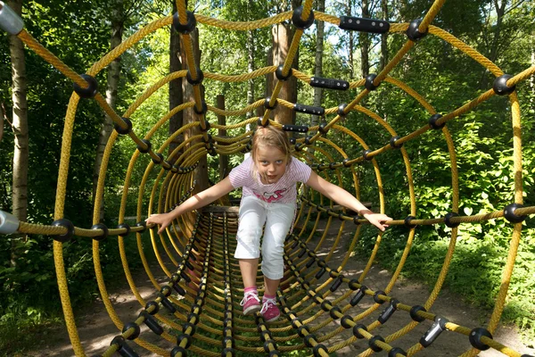 Klein meisje in buiten park attracties — Stockfoto