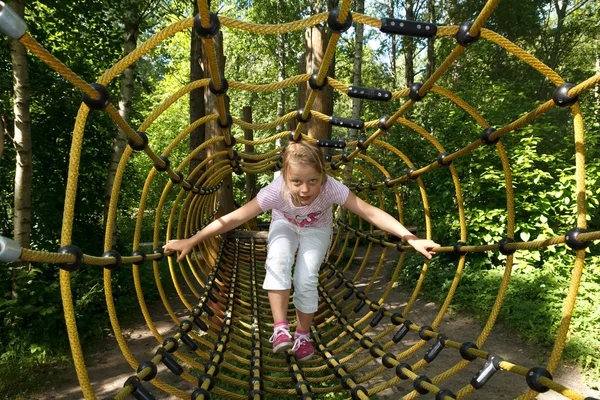 Niña en atracciones parque al aire libre — Foto de Stock